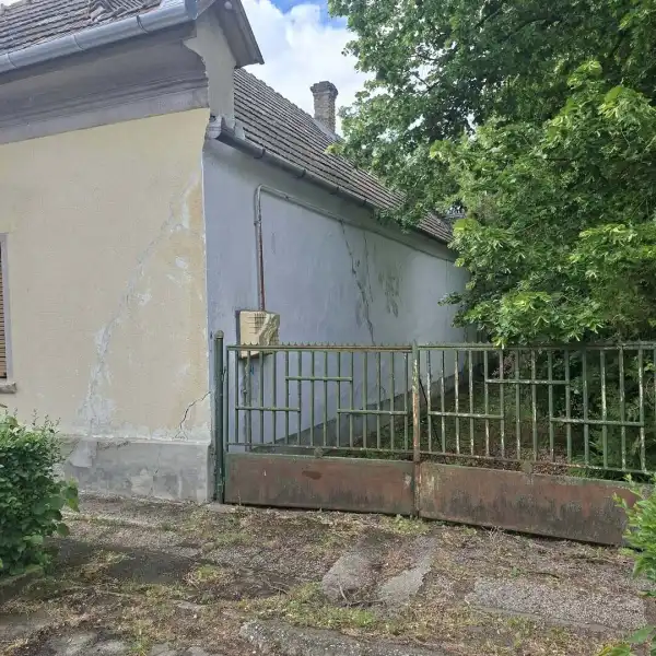 Eladó családi ház, Bicske 3 szoba 95 m² 30 M Ft