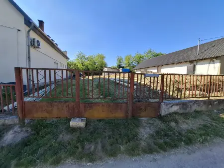 Eladó telek, Tabajd 438 m² 10 M Ft